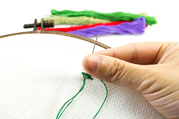 Zbliżenie haftu: ręczna robota