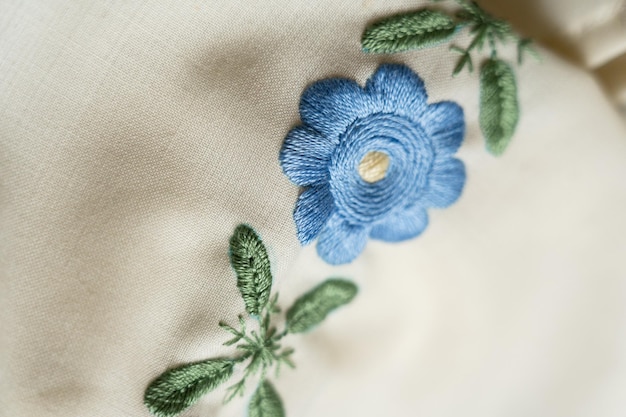 Haftowana tkanina z kwiatowym wzorem